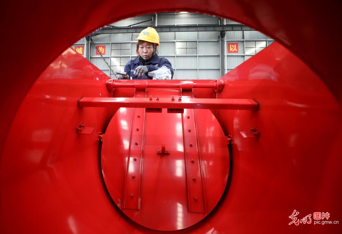 开门红!新年第一天 全国多地车间开启“忙碌模式” 开门红!新年第一天 全国多地车间开启“忙碌模式”