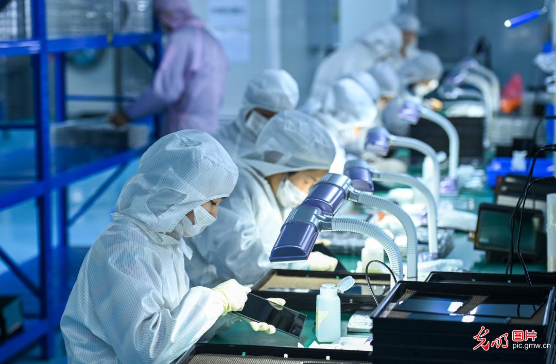 开门红!新年第一天 全国多地车间开启“忙碌模式” 开门红!新年第一天 全国多地车间开启“忙碌模式”