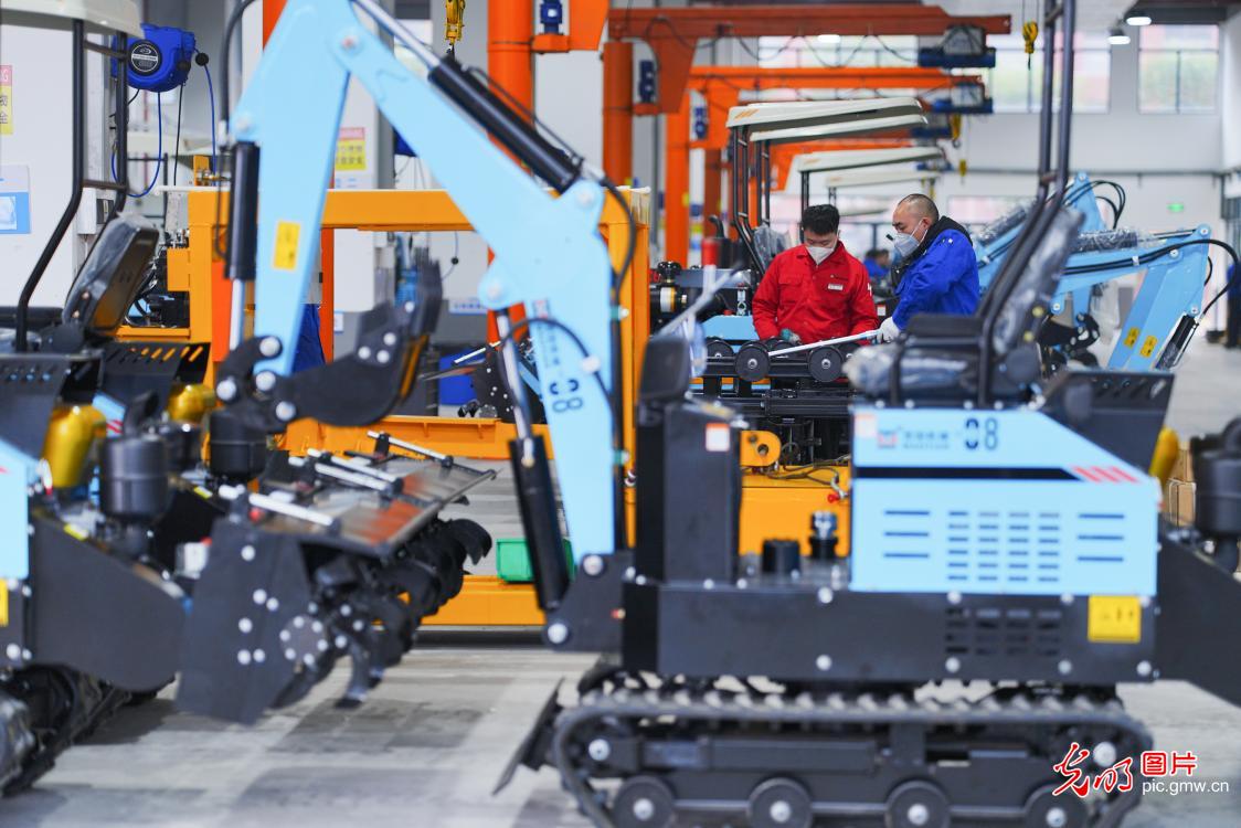 开门红!新年第一天 全国多地车间开启“忙碌模式” 开门红!新年第一天 全国多地车间开启“忙碌模式”