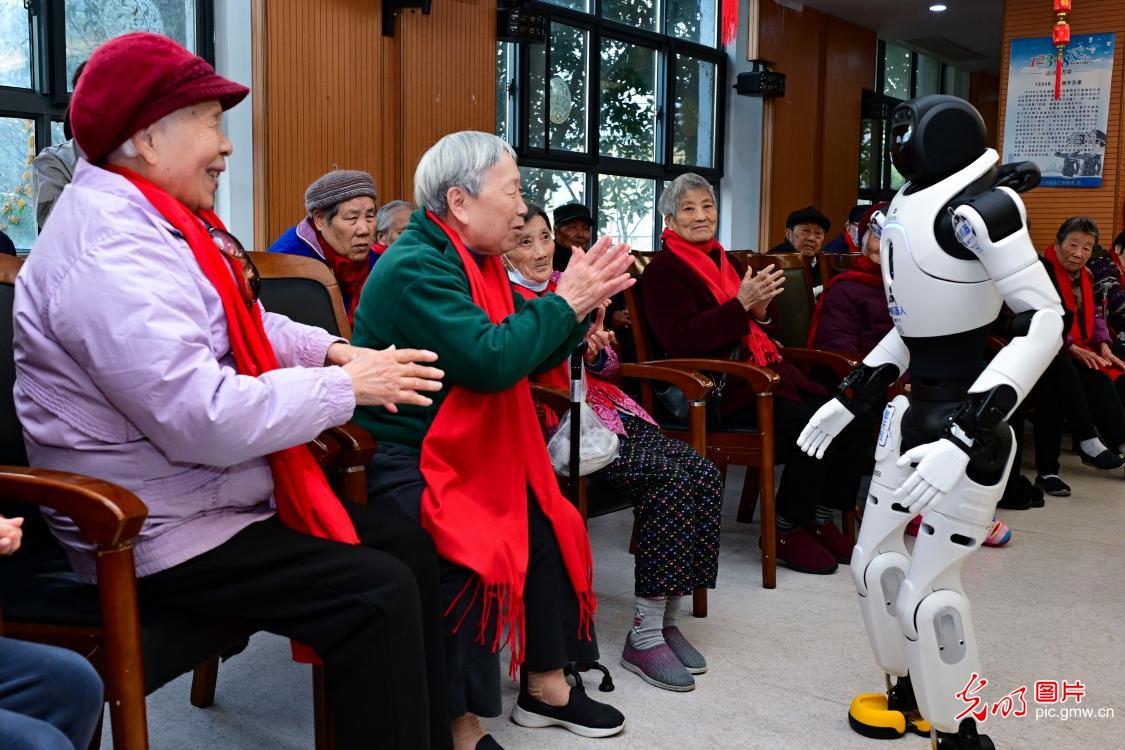 机器人登台展才艺 护理院欢乐绽笑颜