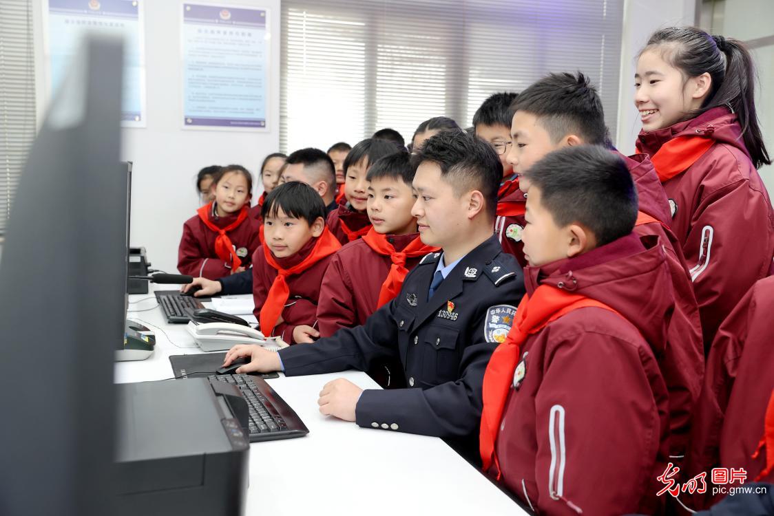 致敬人民警察节：忠诚不改 守护常在