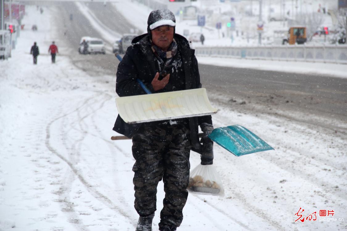 【致敬奋斗者・寒冬里的坚守】山东威海：风雪坚守护通途
