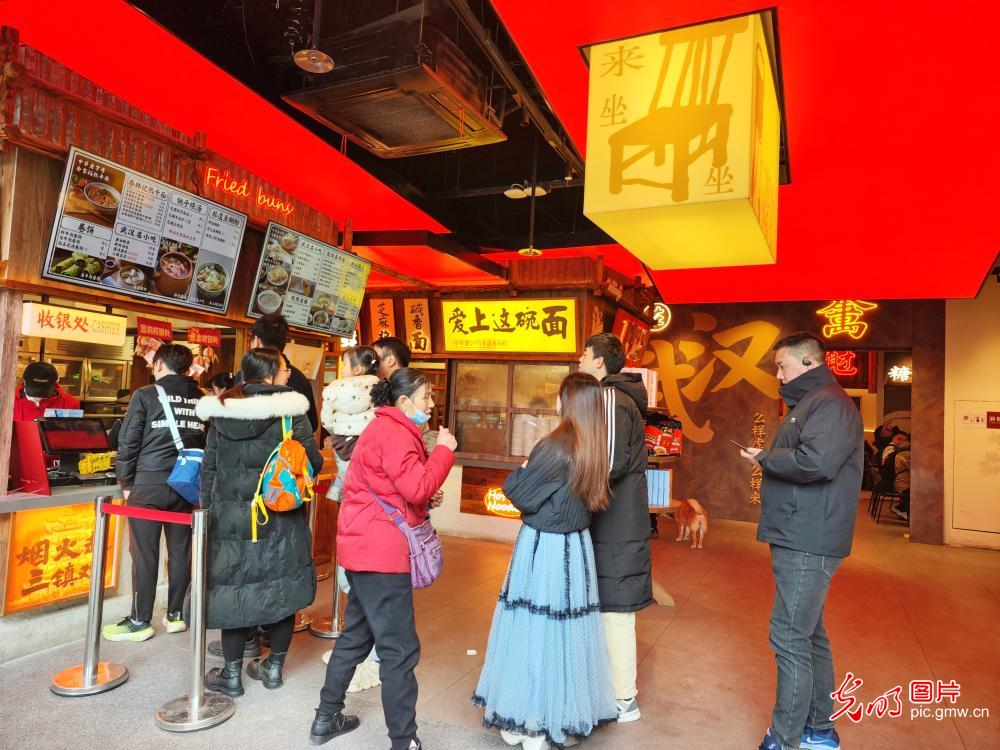 【致敬奋斗者・寒冬里的坚守】街头守护者的圈粉瞬间