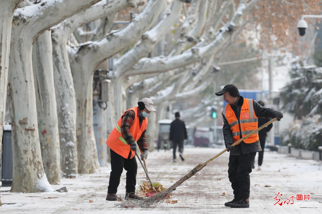 【致敬奋斗者・寒冬里的坚守】街头守护者的圈粉瞬间