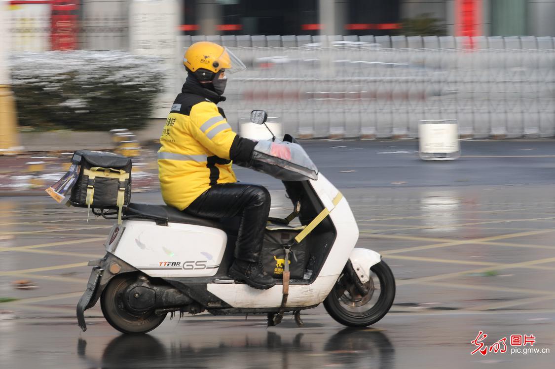 【致敬奋斗者・寒冬里的坚守】街头守护者的圈粉瞬间