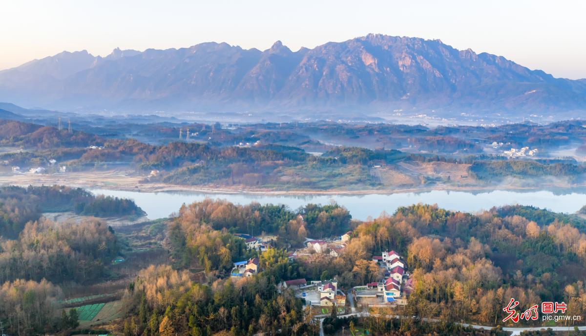 冬日乡村水墨画卷