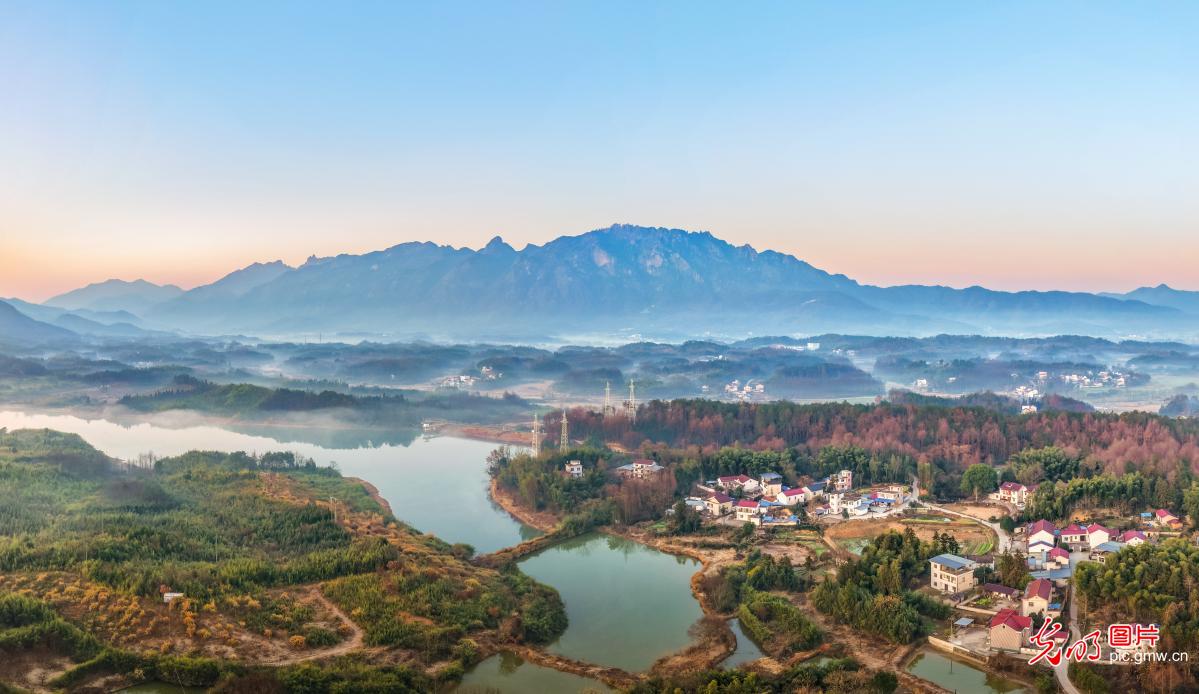 冬日乡村水墨画卷