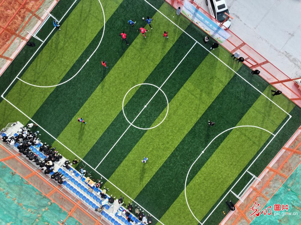 “五人制”足球赛激发绿茵活力