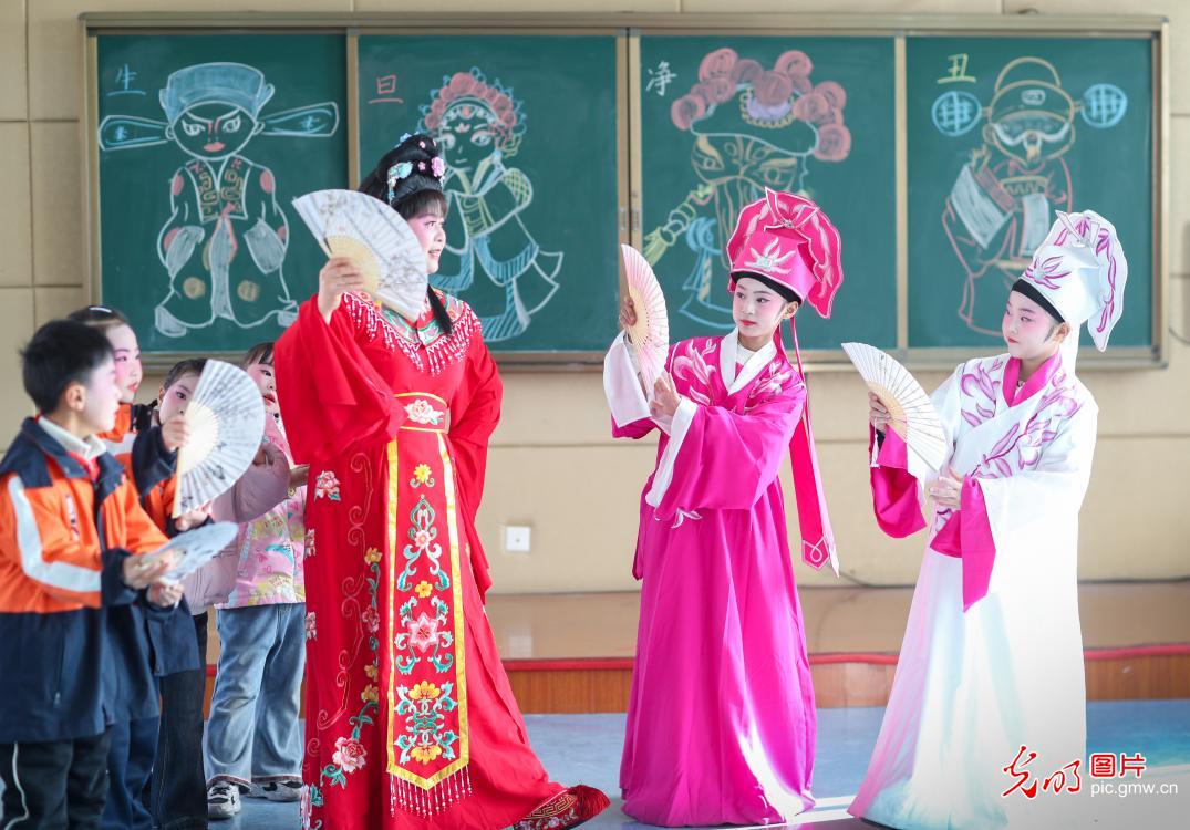 戏曲进校园 “圈粉”小戏迷