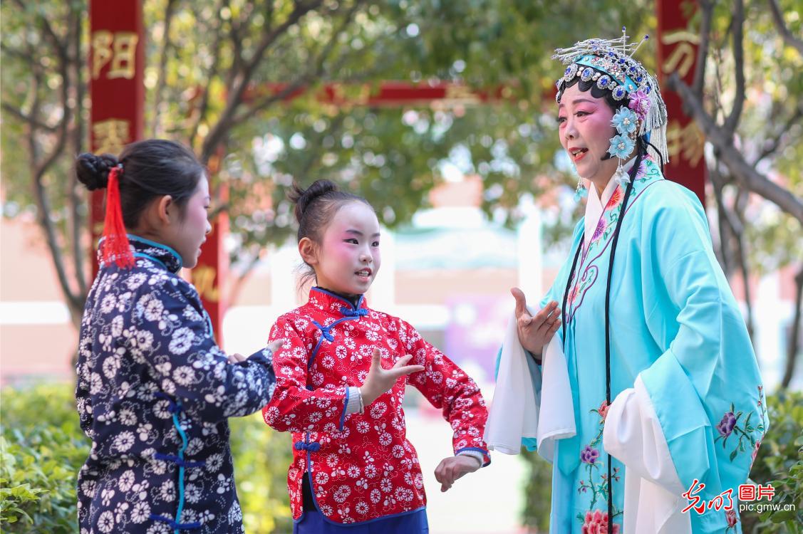 戏曲进校园 “圈粉”小戏迷