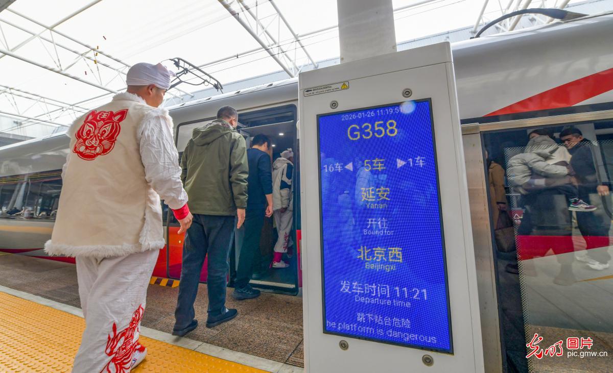 陕西延安首次开行至北京西高铁动车组列车