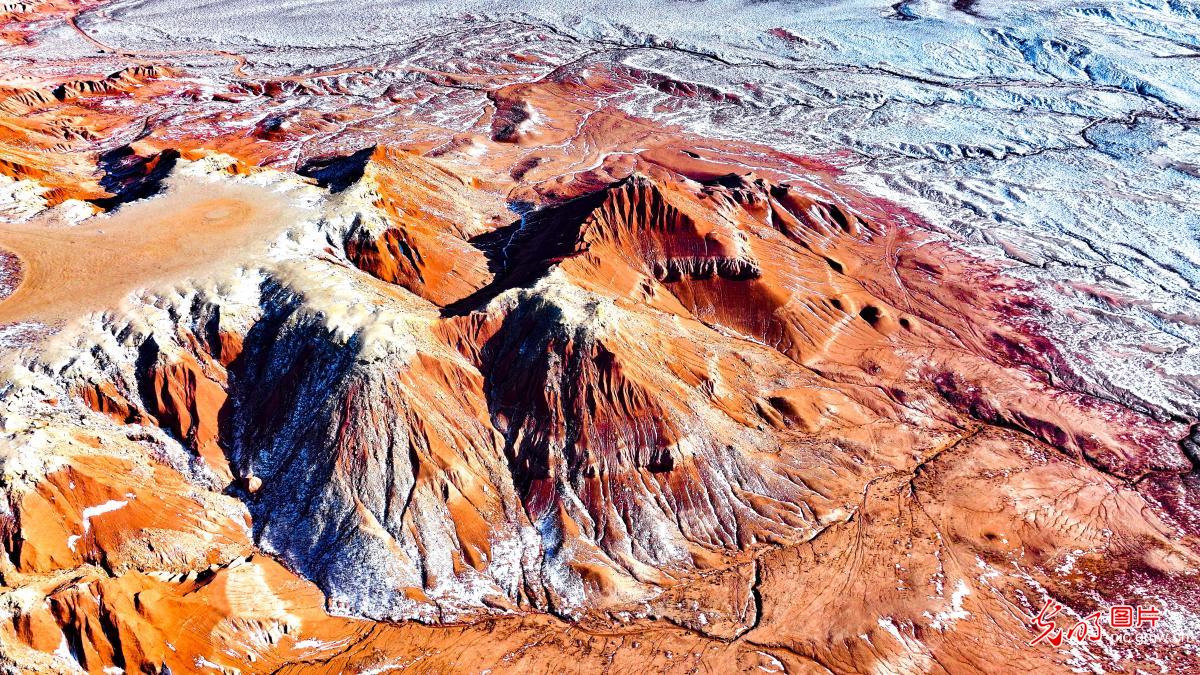 雪映丹霞景色壮美