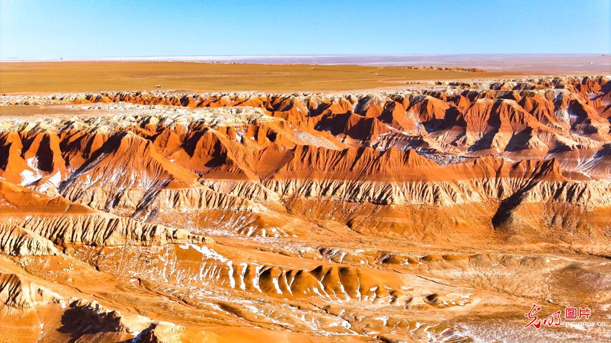 雪映丹霞景色壮美