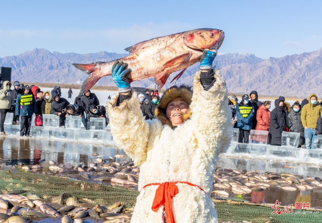 鱼跃人欢冬捕忙 浓情年味庆丰收