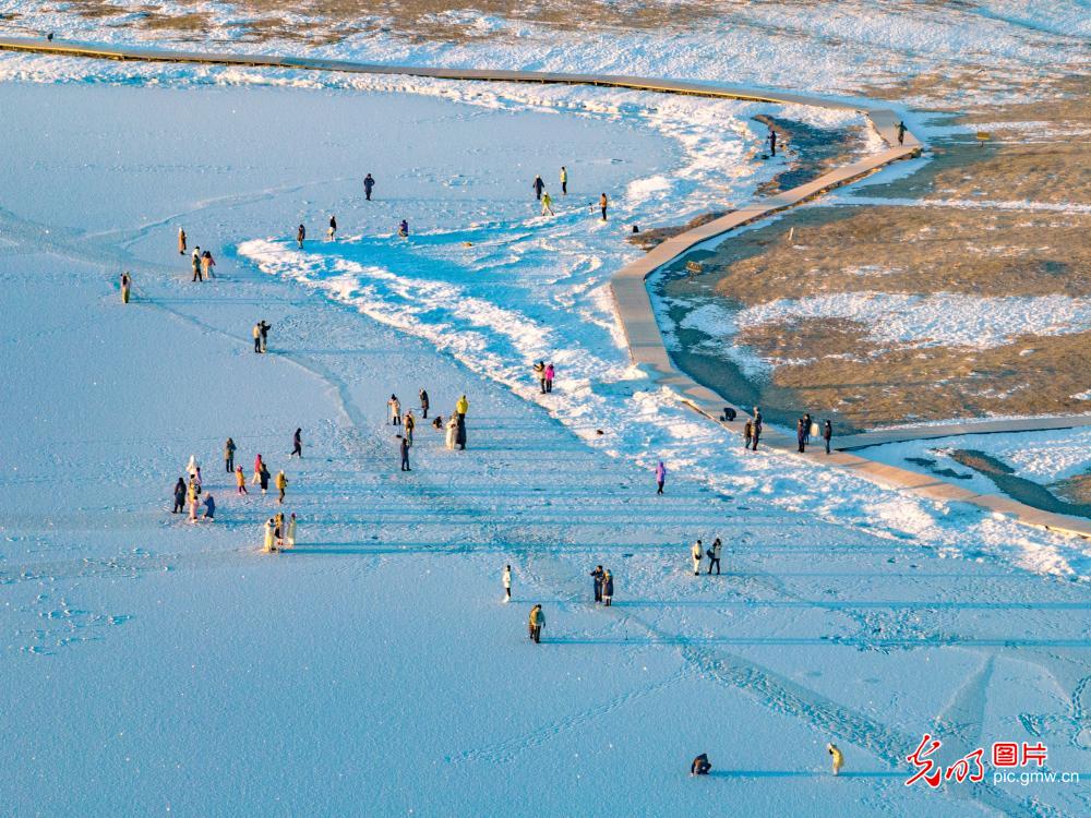 赛里木湖冬景引客来 赛里木湖冬景引客来