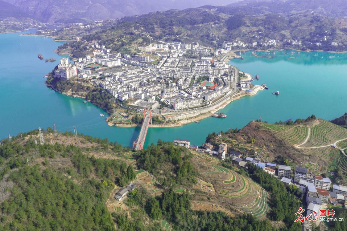 湖光山色间 碧水绕古镇