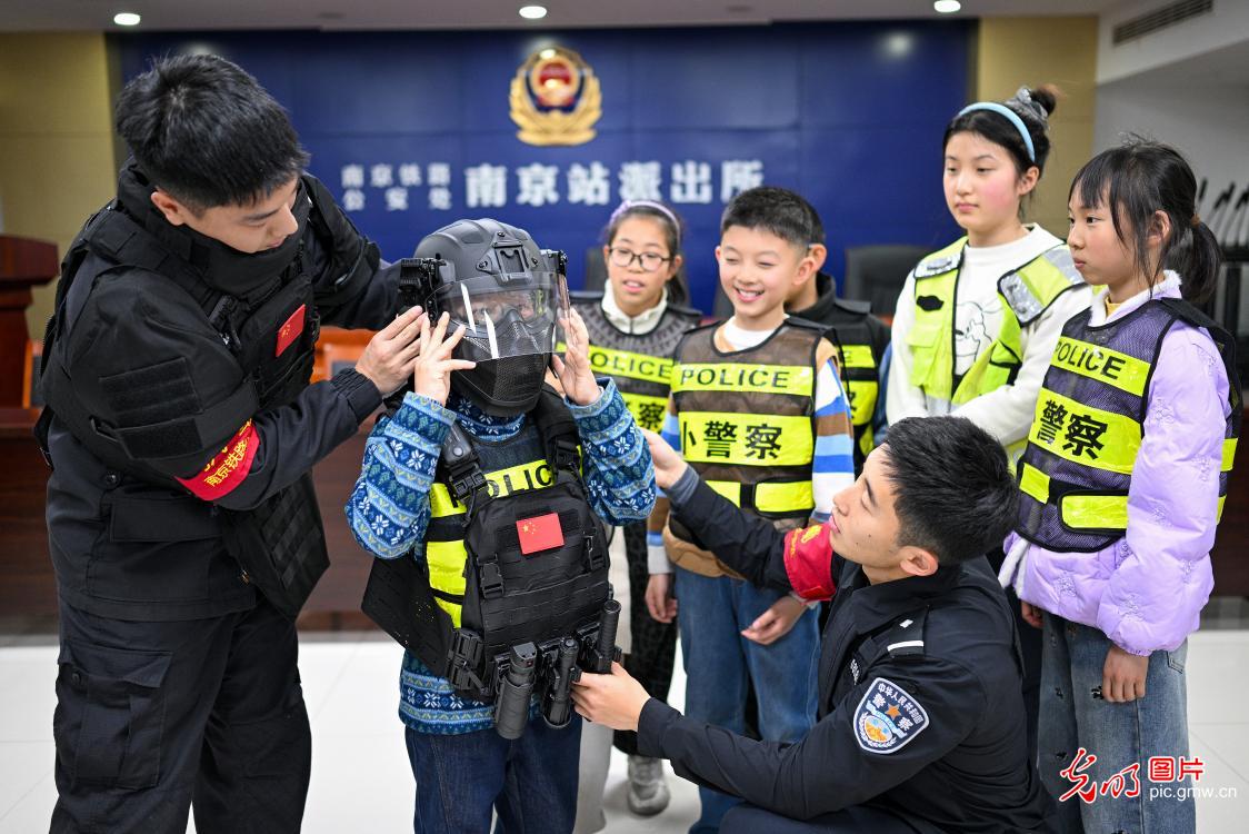 萌娃走进警营 学习安全知识