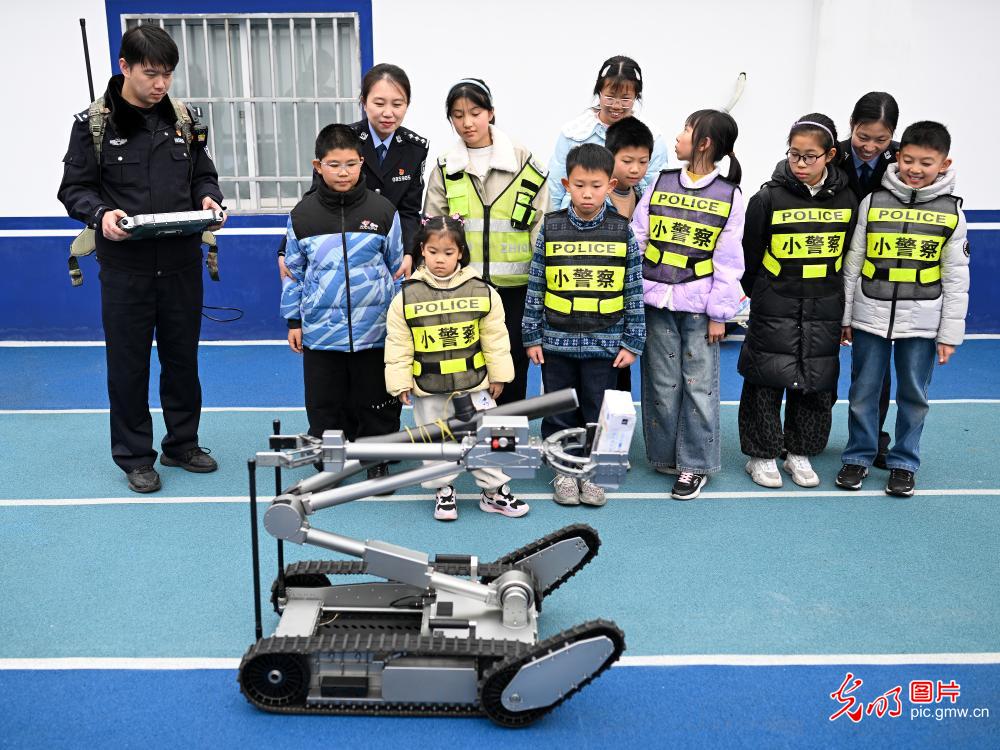 萌娃走进警营 学习安全知识