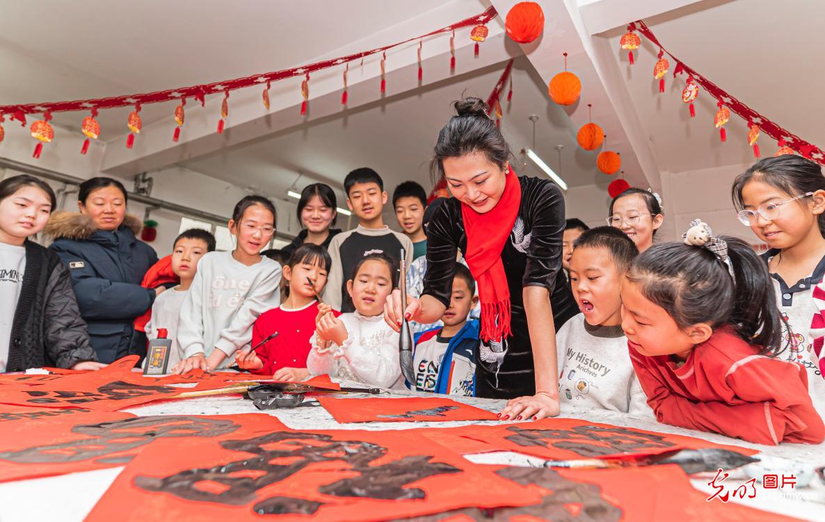 挥毫写福 年味浓浓