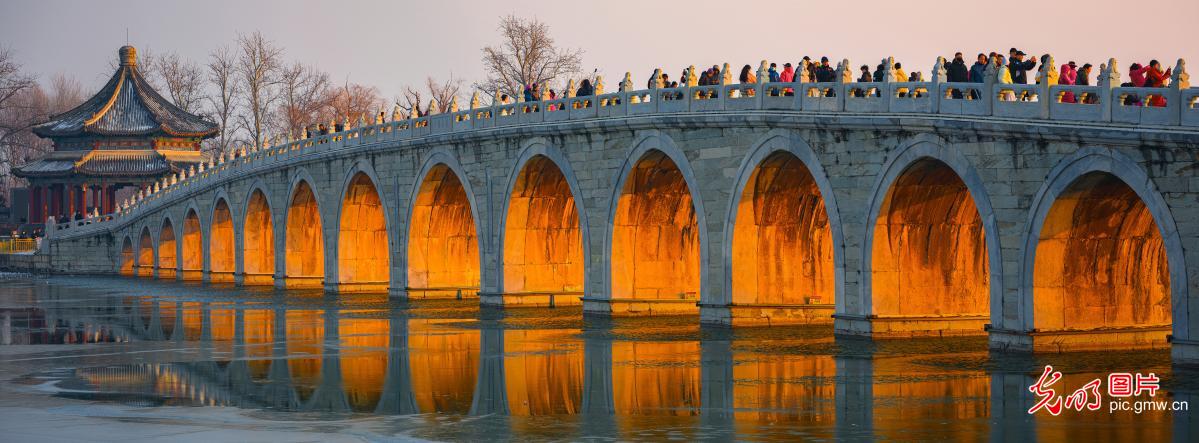 北京颐和园“金光穿洞”景观引客来