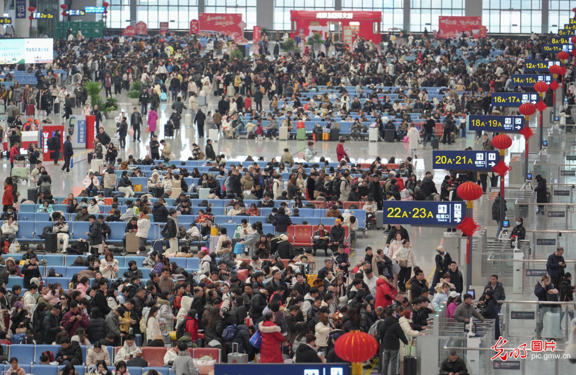 铁路客流迎高峰