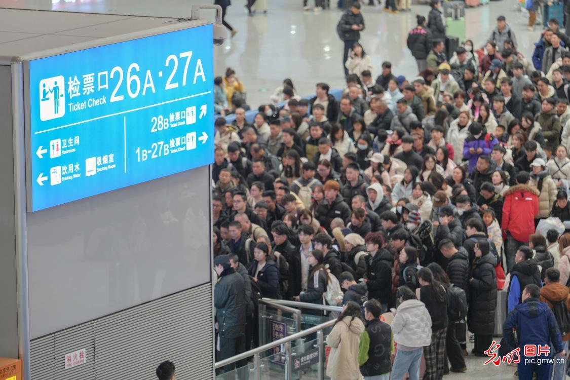 铁路客流迎高峰