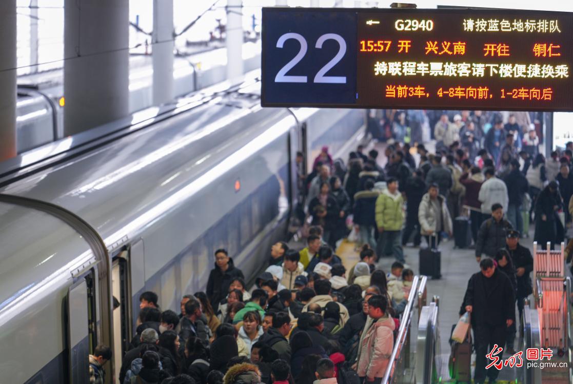 铁路客流迎高峰