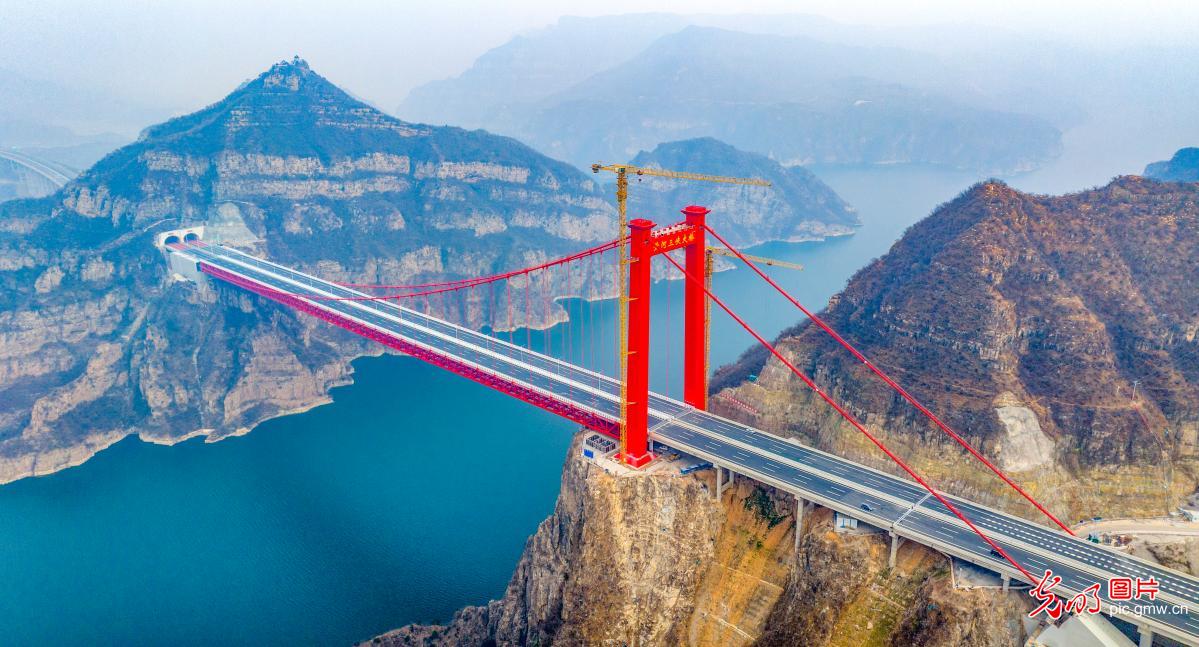 世界首座独塔地锚式回转缆悬索桥——济新高速黄河三峡大桥正式通车。