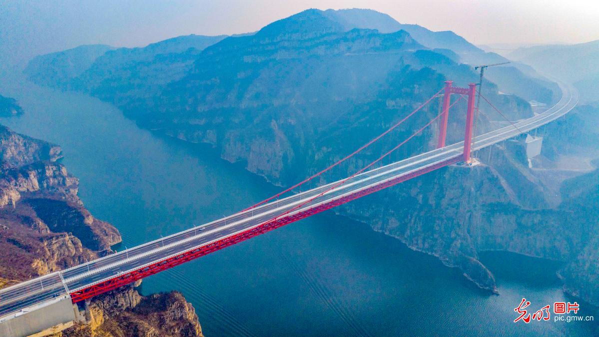 世界首座独塔地锚式回转缆悬索桥——济新高速黄河三峡大桥正式通车。