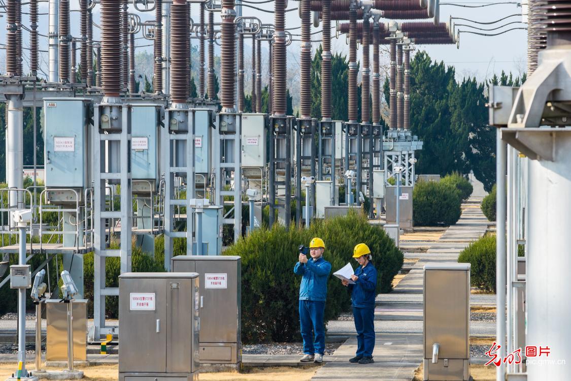 坚守岗位保春节供电安全