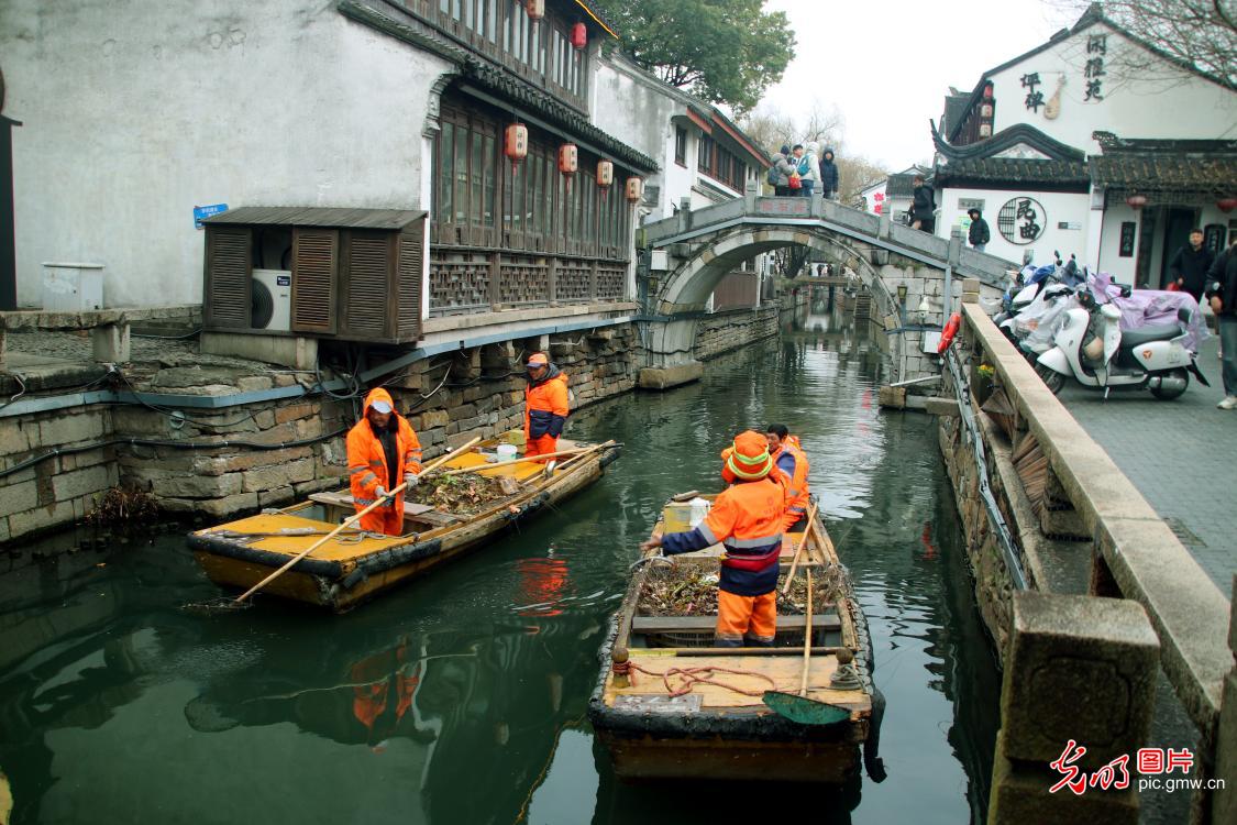 除夕坚守 致敬每一位在岗人 除夕坚守 致敬每一位在岗人