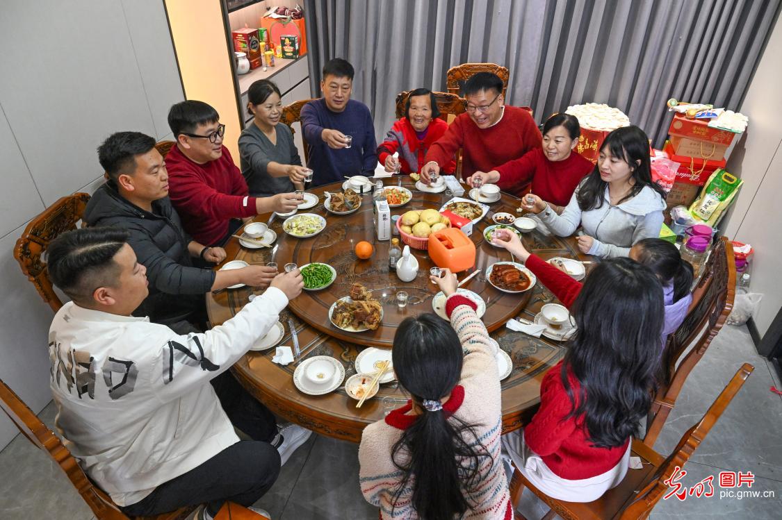 万家灯火年夜饭 烟火温情贺新春