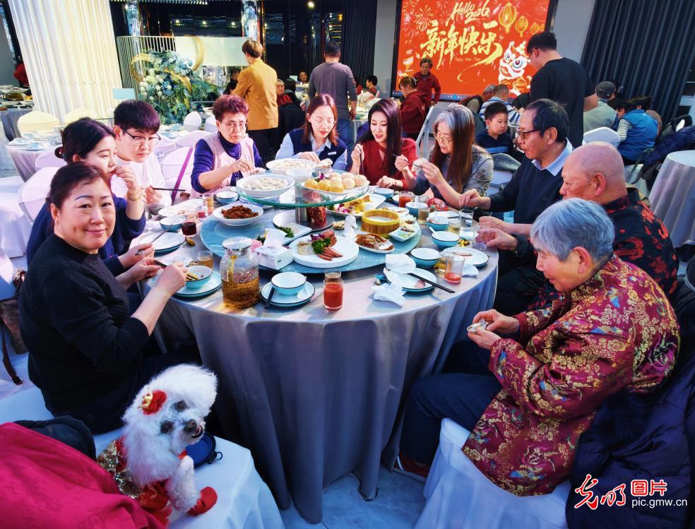 万家灯火年夜饭 烟火温情贺新春