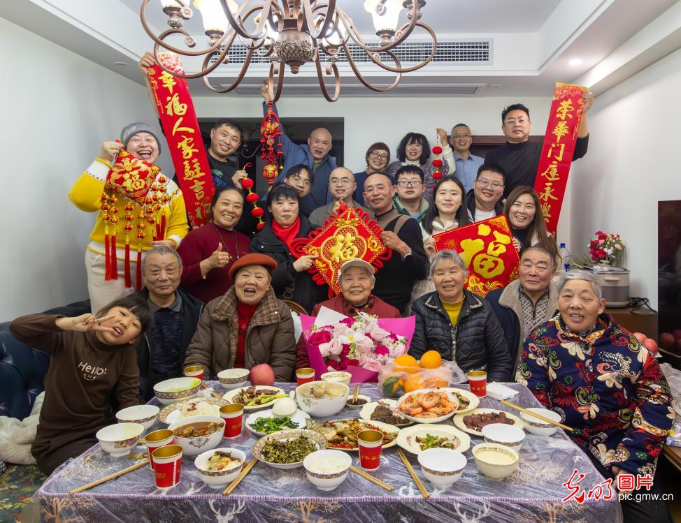 万家灯火年夜饭 烟火温情贺新春