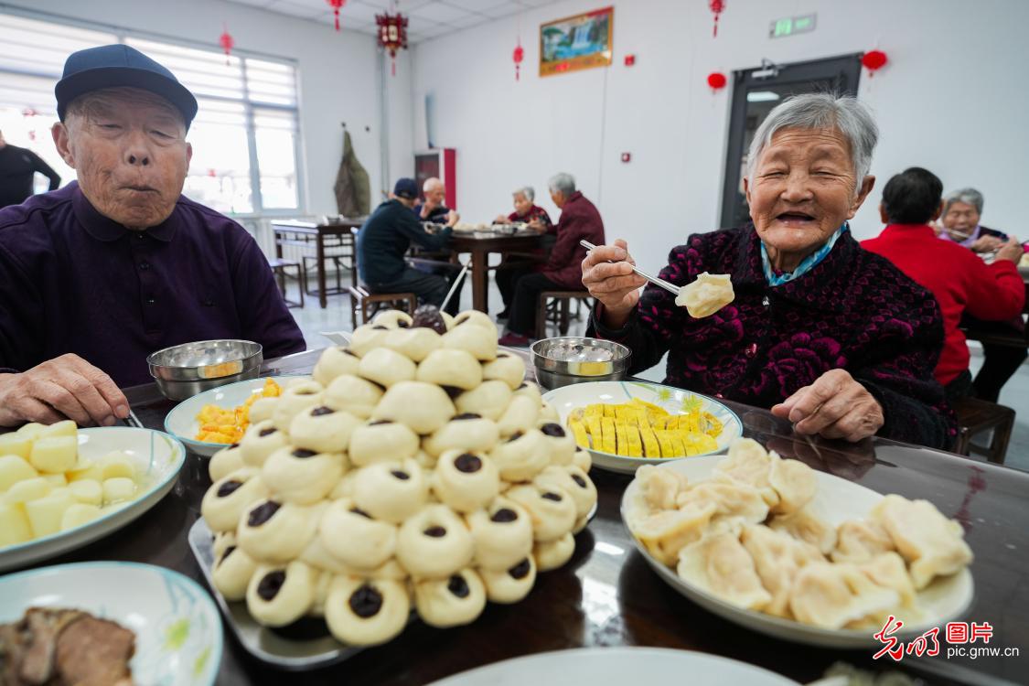 万家灯火年夜饭 烟火温情贺新春
