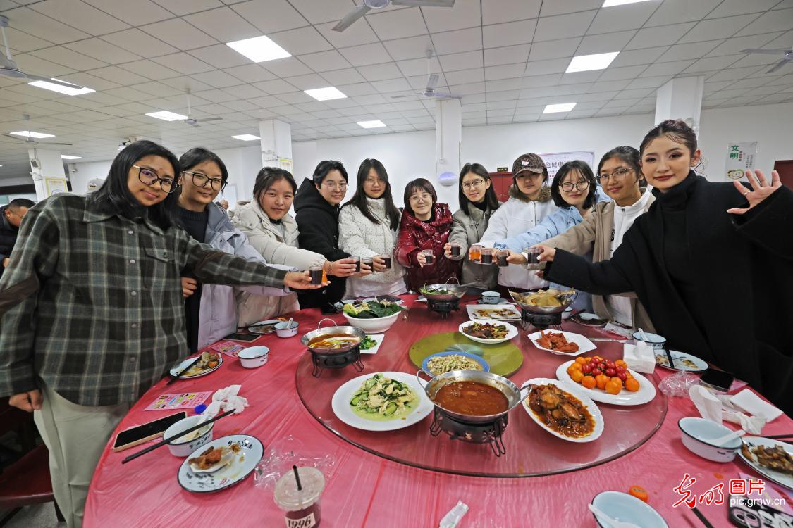 万家灯火年夜饭 烟火温情贺新春