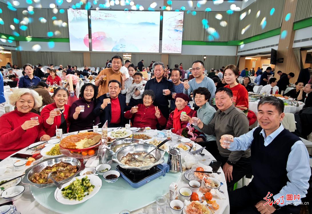 万家灯火年夜饭 烟火温情贺新春