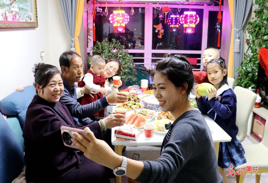 万家灯火年夜饭 烟火温情贺新春