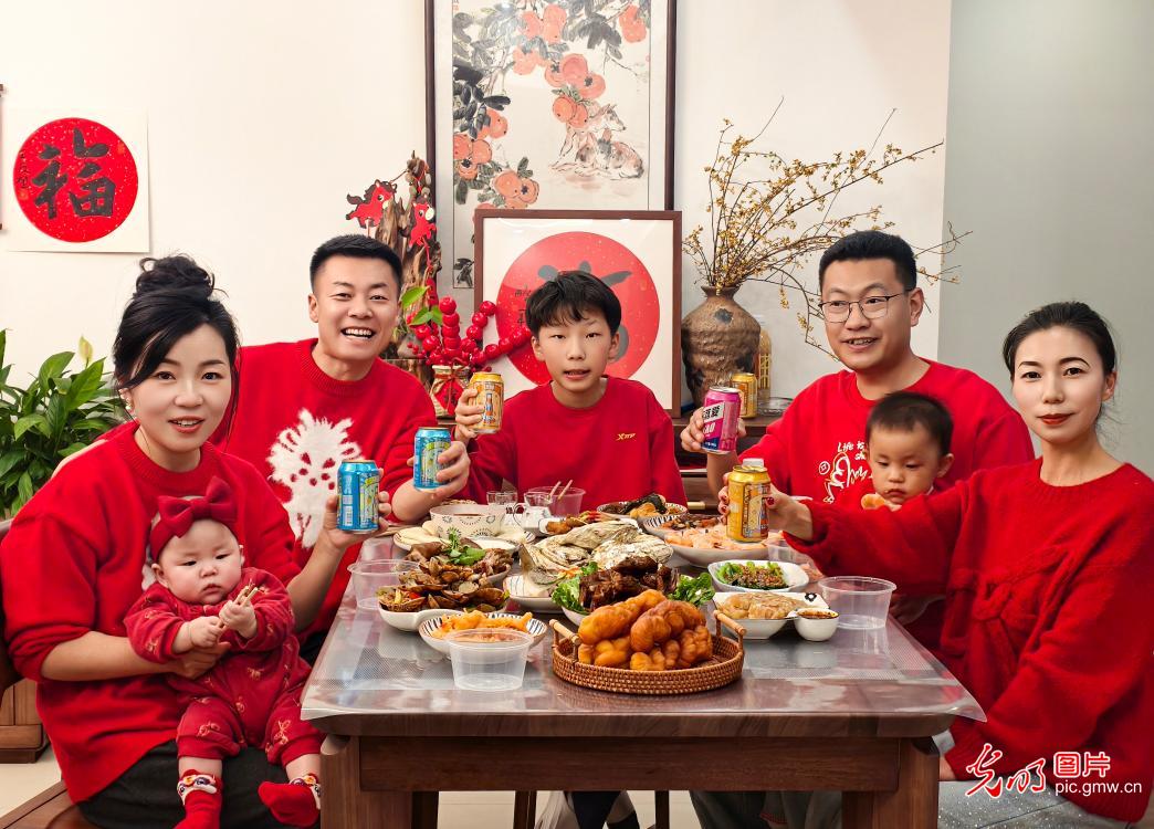 万家灯火年夜饭 烟火温情贺新春