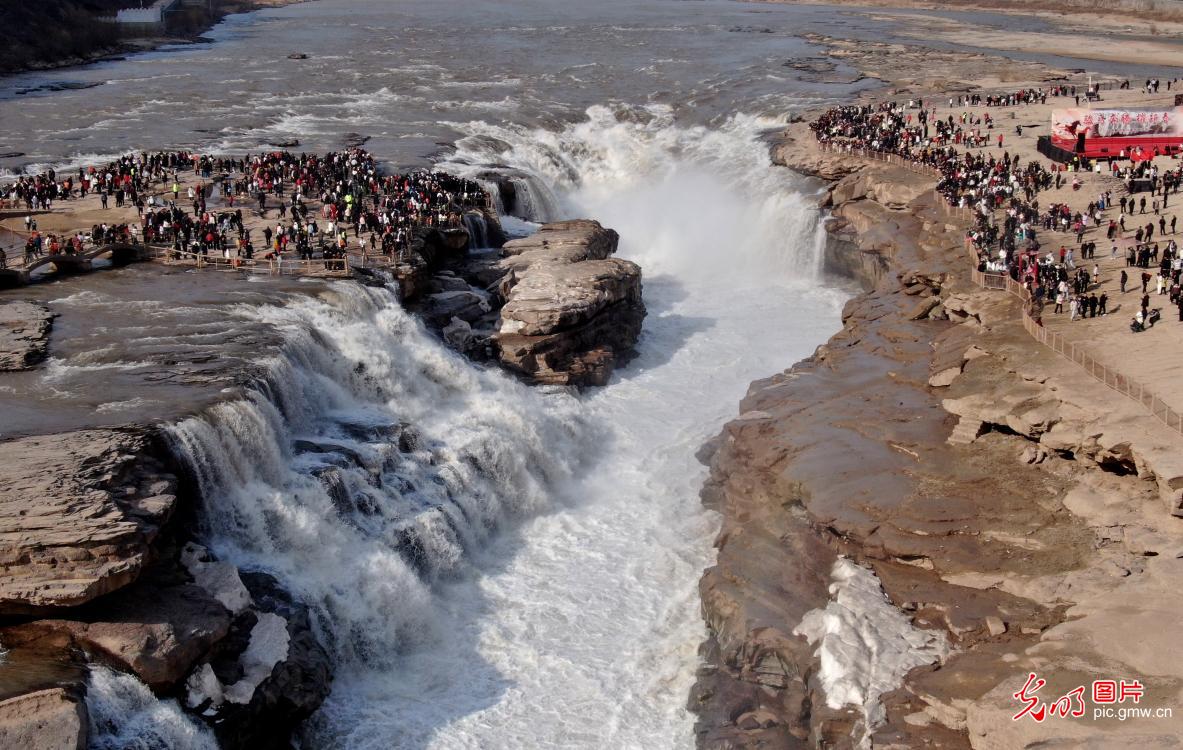 壮美瀑布迎客来