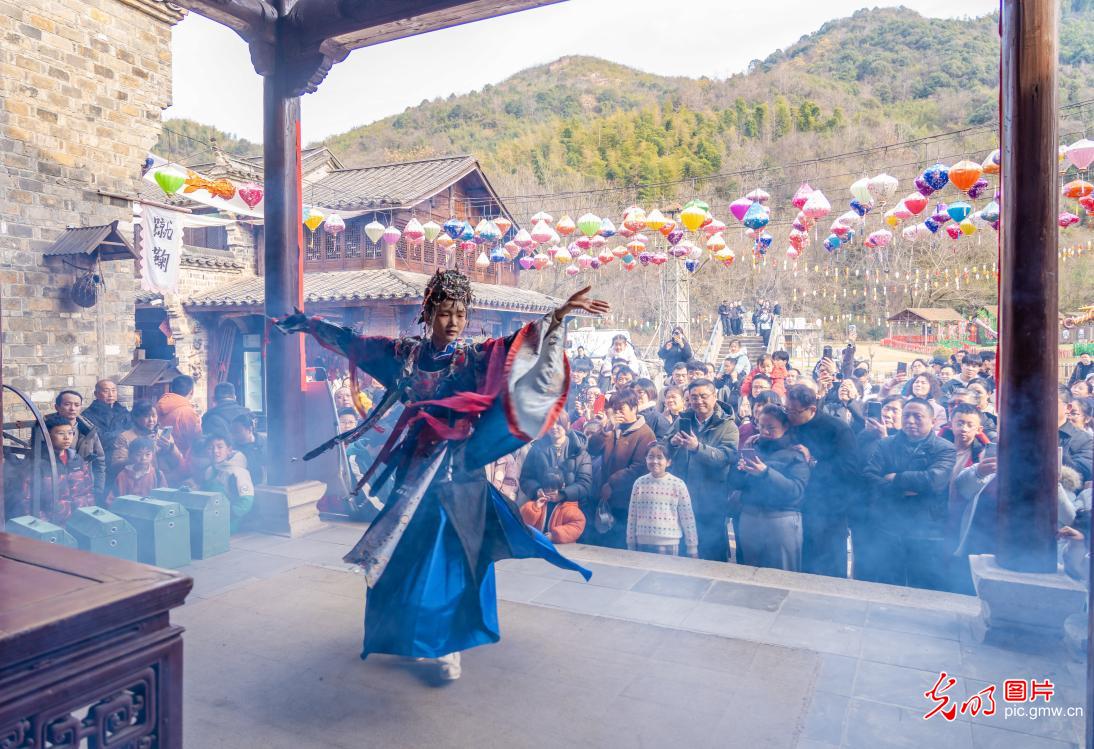 【新春走基层·小镜头里的幸福年】锣鼓一响 戏曲开唱 年味直接拉满