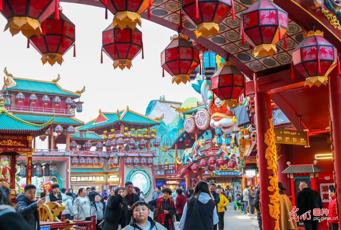 惠民举措添年味 流光溢彩迎客来