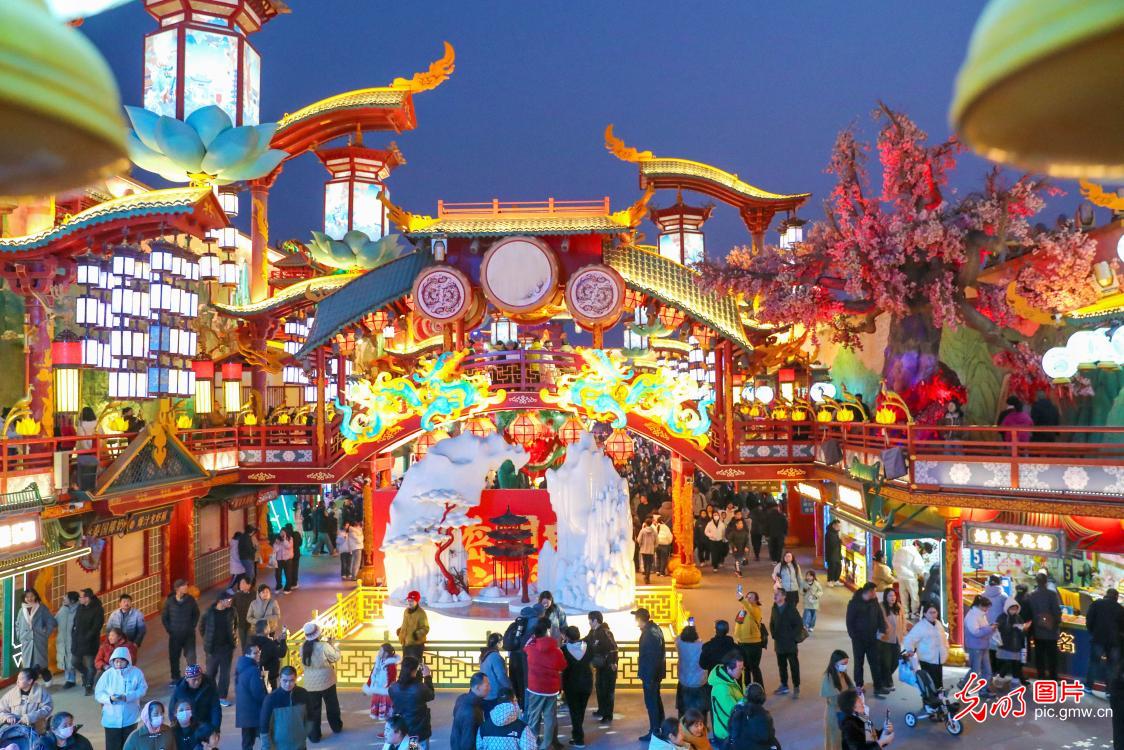 惠民举措添年味 流光溢彩迎客来