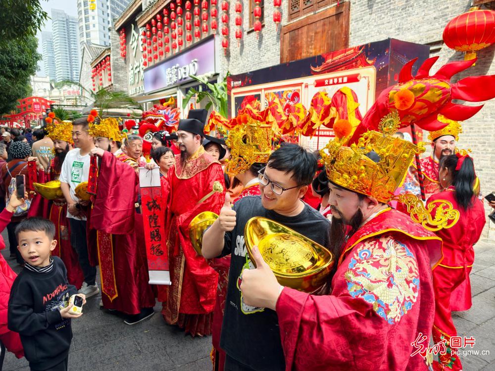 正月初五迎财神 民俗年味里藏着满满新期盼