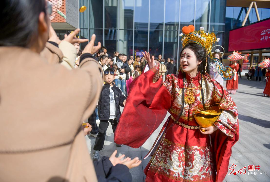 正月初五迎财神 民俗年味里藏着满满新期盼