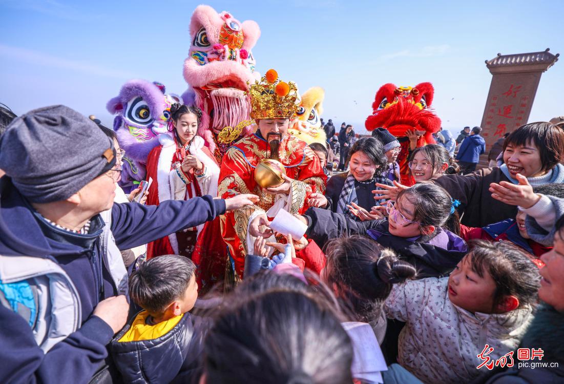 正月初五迎财神 民俗年味里藏着满满新期盼