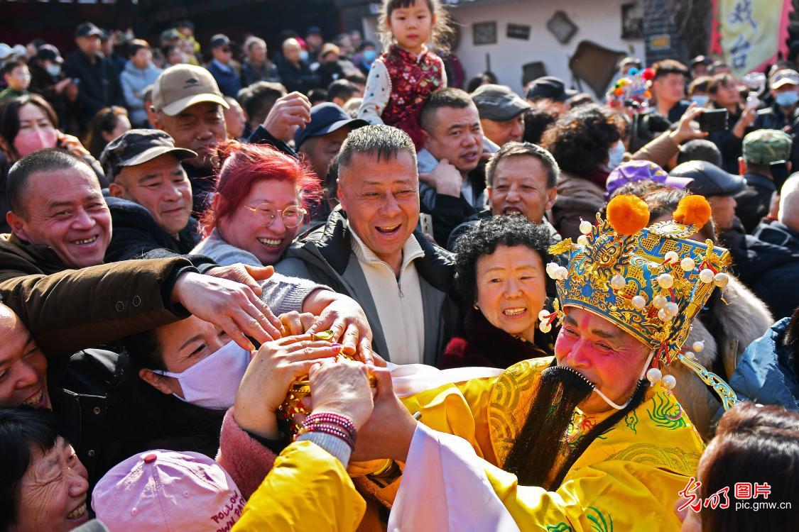正月初五迎财神 民俗年味里藏着满满新期盼