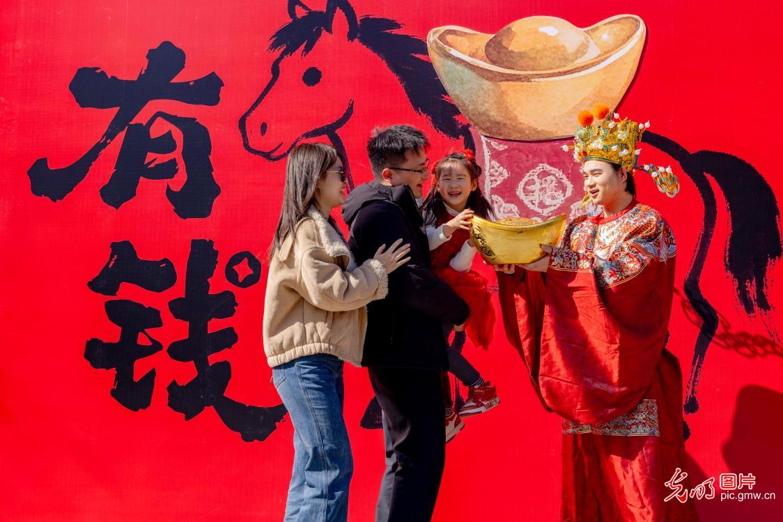 正月初五迎财神 民俗年味里藏着满满新期盼