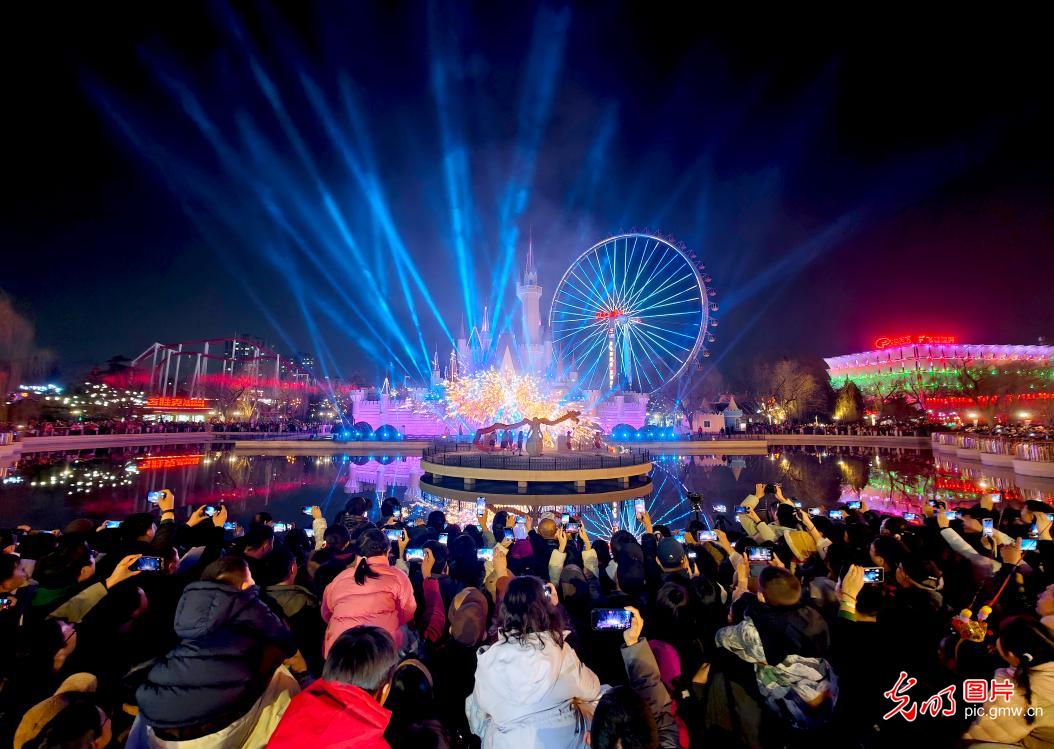 【新春走基层·小镜头里的幸福年】光影绘新春 夜经济让年味更有“烟火劲”