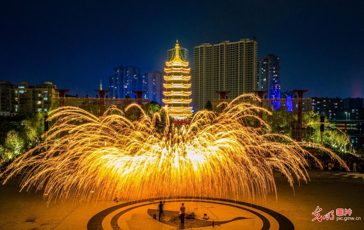 【新春走基层·小镜头里的幸福年】光影绘新春 夜经济让年味更有“烟火劲”